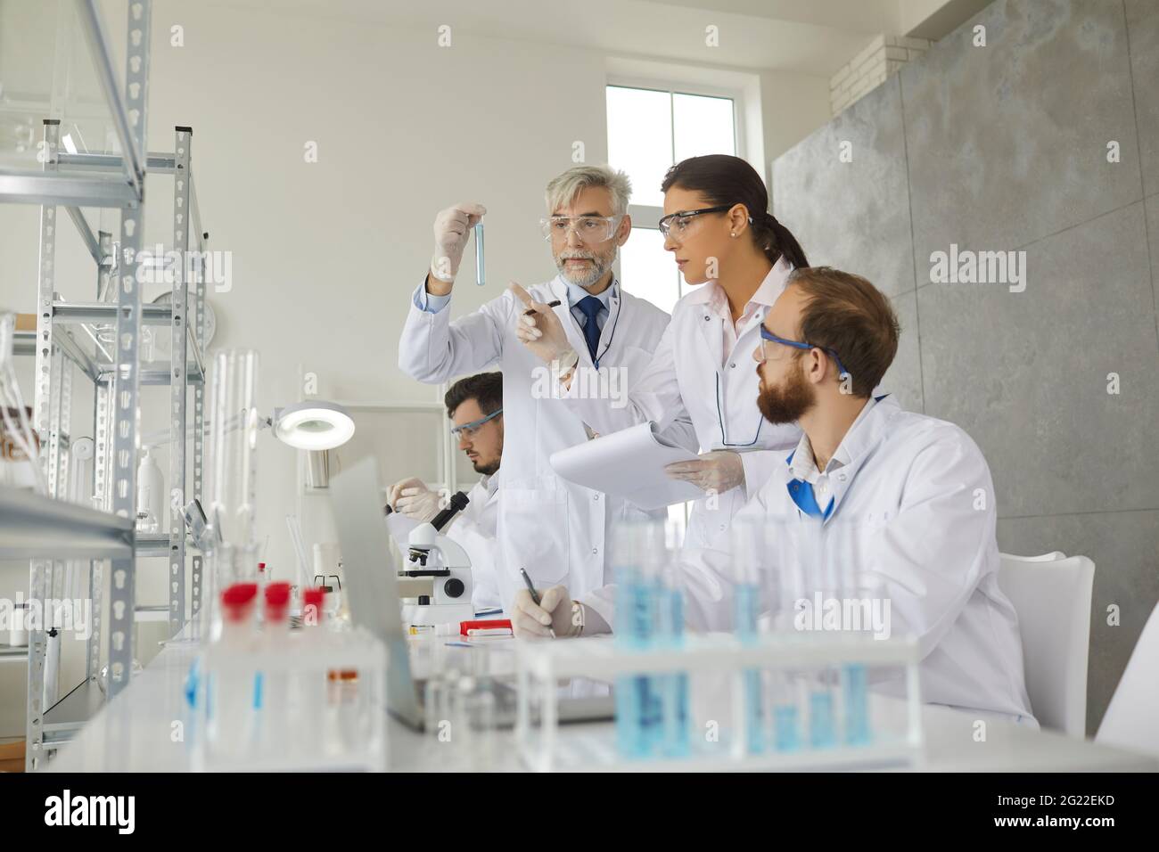 Ein Team von Wissenschaftlern aus der medizinischen Forschung arbeitet gemeinsam an der Heilung von Krankheiten der neuen Generation Stockfoto