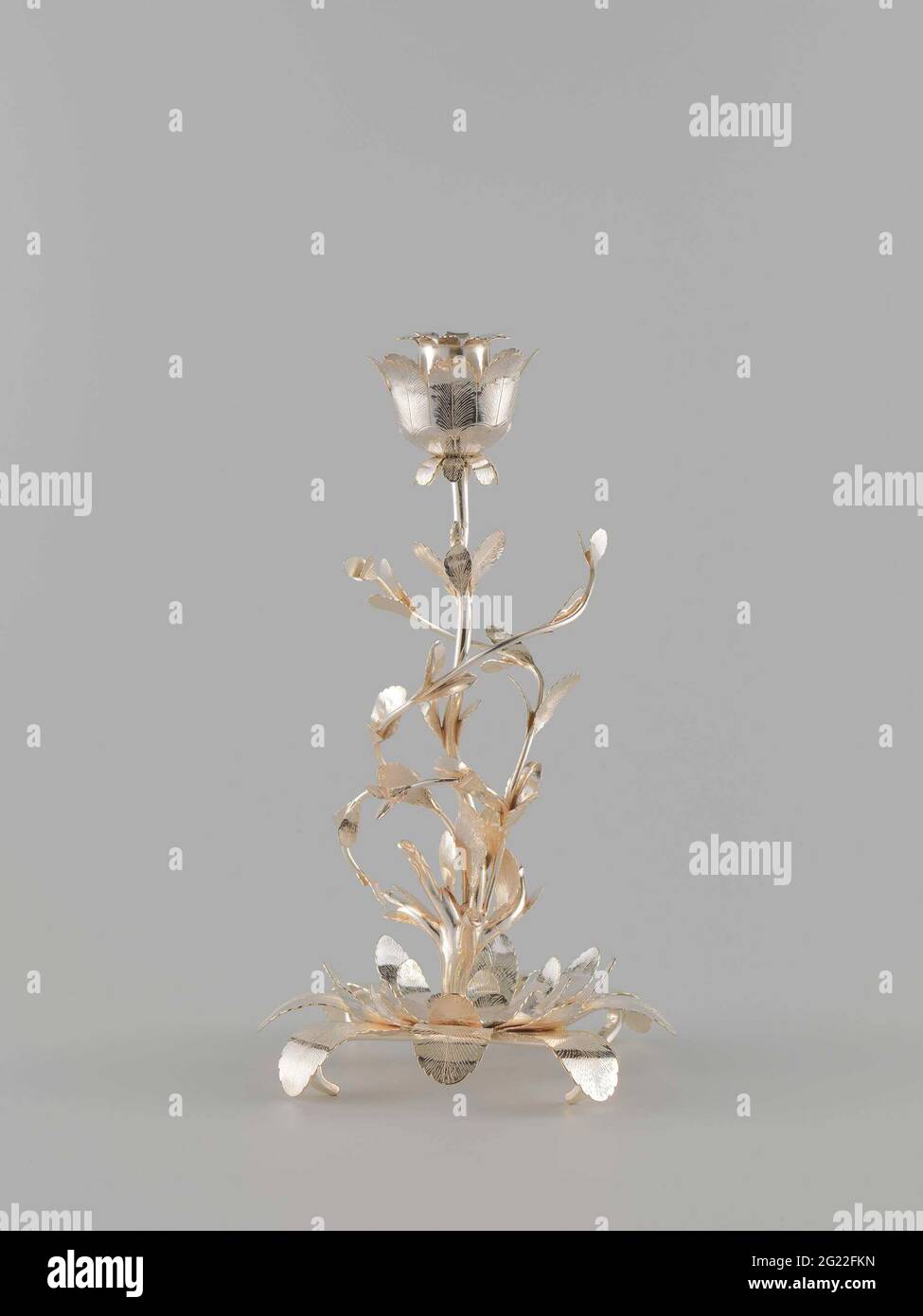 Silberner Kerzenhalter mit Stiel in Form eines aufziehenden Stammes mit drei schwingenden Ästen mit ovalem Blatt und Kerzenhalter in Blumenkranz. Kerzenhalter aus Silber. Aus einer Blattrosette, die sich in drei sich windende Zweige mit ovalen Blättern teilt, erhebt sich ein sich windenden Stamm. Der Kerzenhalter wird in einem Blumenkranz gefangen. Stockfoto Silberner Kerzenhalter mit Stiel in Form eines aufziehenden Stammes mit drei schwingenden Ästen mit ovalem Blatt und Kerzenhalter in Blumenkranz. Kerzenhalter aus Silber. Aus einer Blattrosette, die sich in drei sich windende Zweige mit ovalen Blättern teilt, erhebt sich ein sich windenden Stamm. Der Kerzenhalter wird in einem Blumenkranz gefangen. Stockfoto