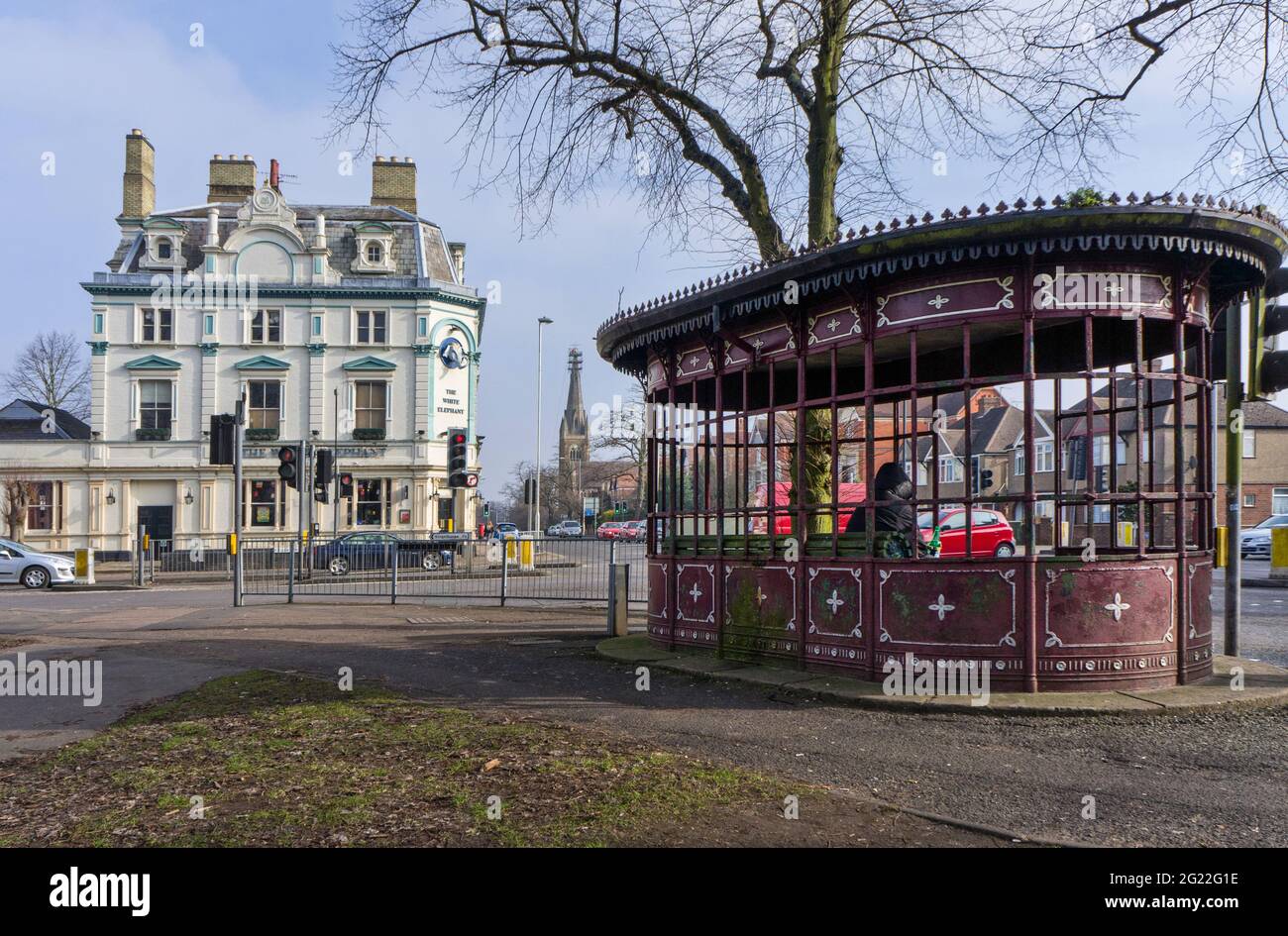 Zwei lokale Ikonen, der White Elephant Pub und der alte Tram Shelter, Racecourse, Northampton, Großbritannien Stockfoto