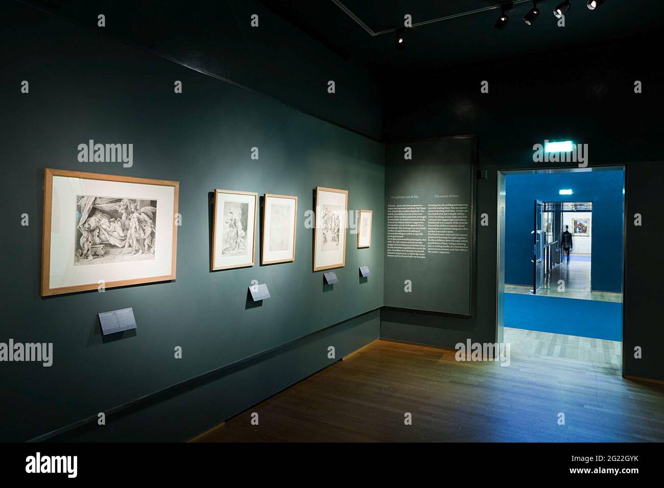 Raum mit Drucken, Zeichnungen und einem Durchgang rechts; Meisterwerke der Ausstellung auf Papier: Herege van de Lijn. Stockfoto