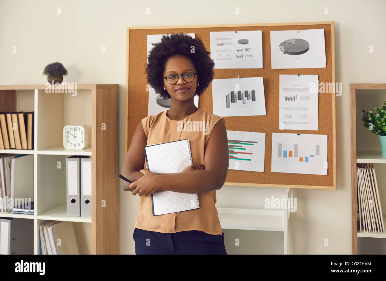 Selbstbewusste junge afroamerikanische Managerin im Büroportrait Stockfoto