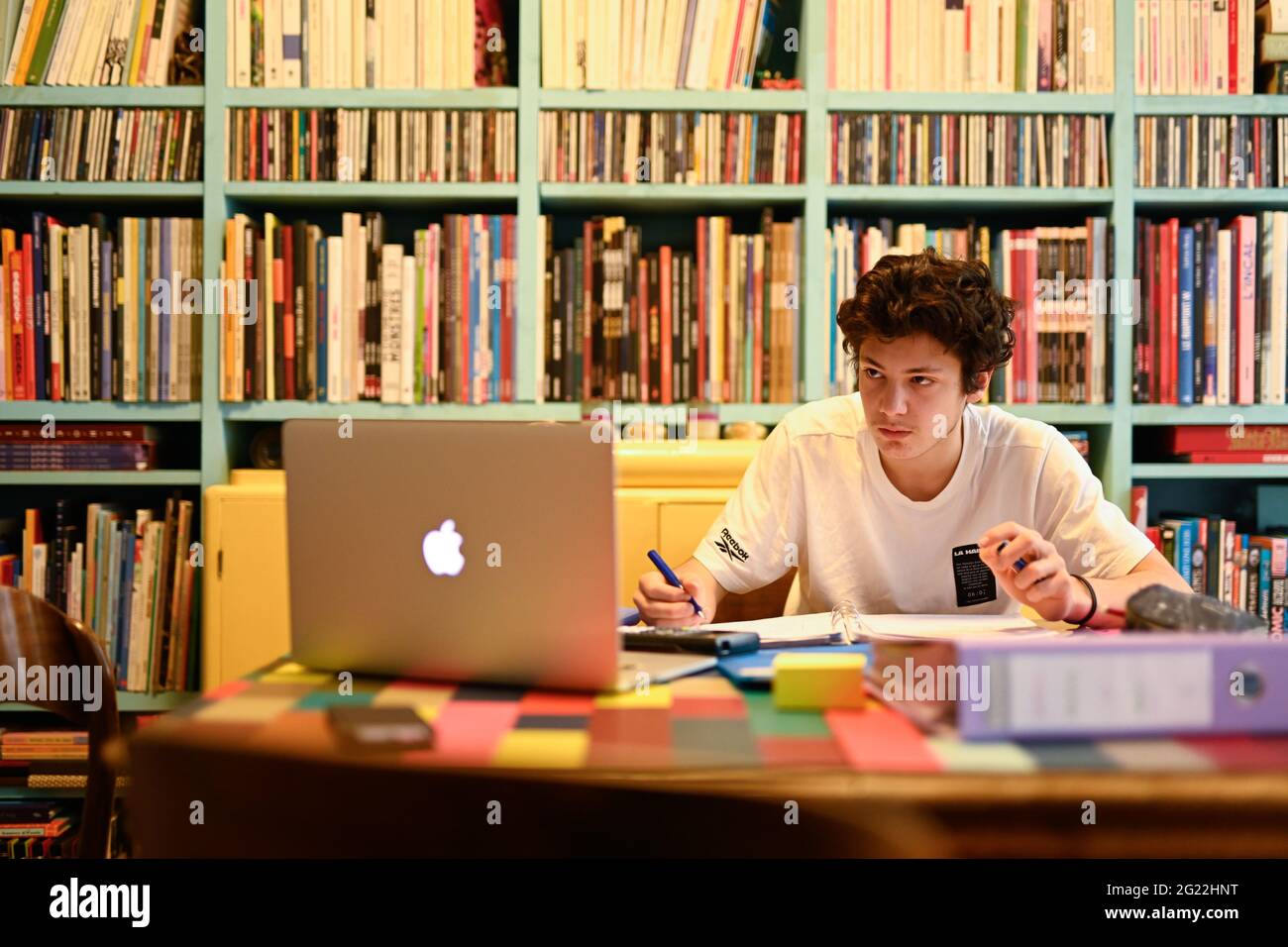 Online-Kurse für Jugendliche und Schüler, um die Ausbildung zu Hause während der Sperrung aufgrund des Coronavirus-Ausbruchs, Covid 19, fortzusetzen Stockfoto