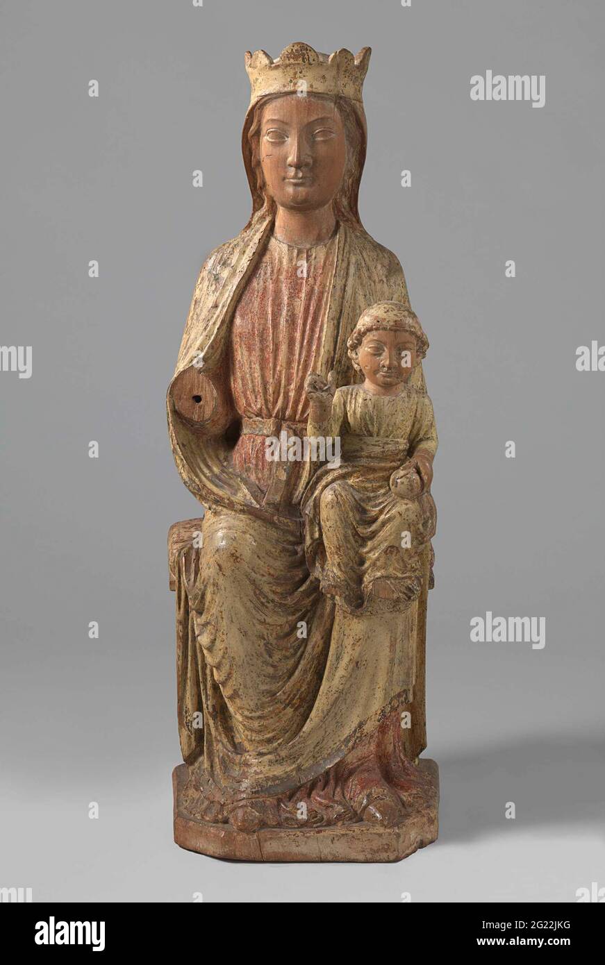 Jungfrau und Kind. Die Jungfrau sitzt mit dem Christkind auf ihrem Schoß. Hier ist sie mehr als nur die Mutter Jesu, sie ist der symbolische Thron, auf dem das Kind sitzt, die Inkarnation göttlicher Weisheit: Die sedes sapientiae. Zusammen mit geschnitzten Kruzifixen ist dies eines der frühesten Themen der freistehenden Skulptur im Mittelalter. Stockfoto