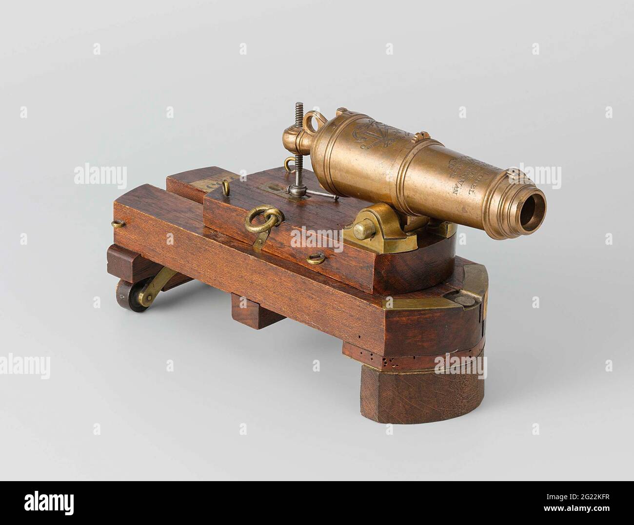 Modell oder eine 12-Pfünder-Karronade auf einer Rutsche. Modell einer Karronade auf Affuit. Die 19.7 lange Karronade hat ein Kaliber von 17 mm. Auf dem Kurs sind Inschriften eingraviert, zusammen mit gekreuzten Ankern und Palmenzweigen. Die Schlaufe hat einen Schlosshärter, ein Visier auf dem mittleren Schmuckband und ein Visier auf dem vorderen Band, einen Lochring und eine Höhenschraube durch die Traube. Das Oberteil hat einen leicht trapezförmigen Körper mit Messingaufsatz und Ringen, Vorder- und Rückseite sind abgerundet. Gegen den Rücken der Backkoker in Messingbeschlägen, auf der Oberseite der Schiene für die Höhenschraube und die Ohren auf der Vorderseite, so dass t Stockfoto