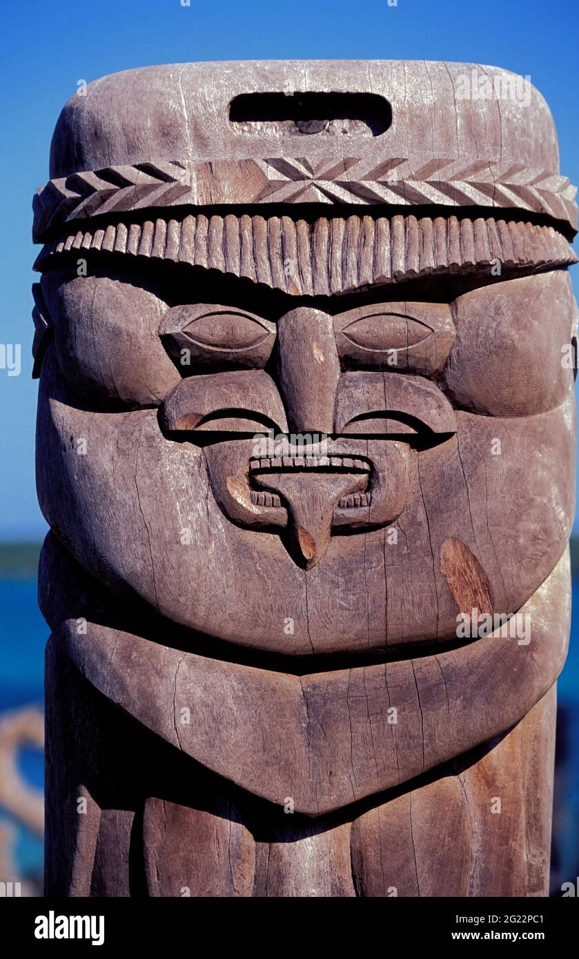 FRANKREICH. NEUKALEDONIEN. PINE ISLAND. TOTEMS IN SAINT MAURICE BAY Stockfoto