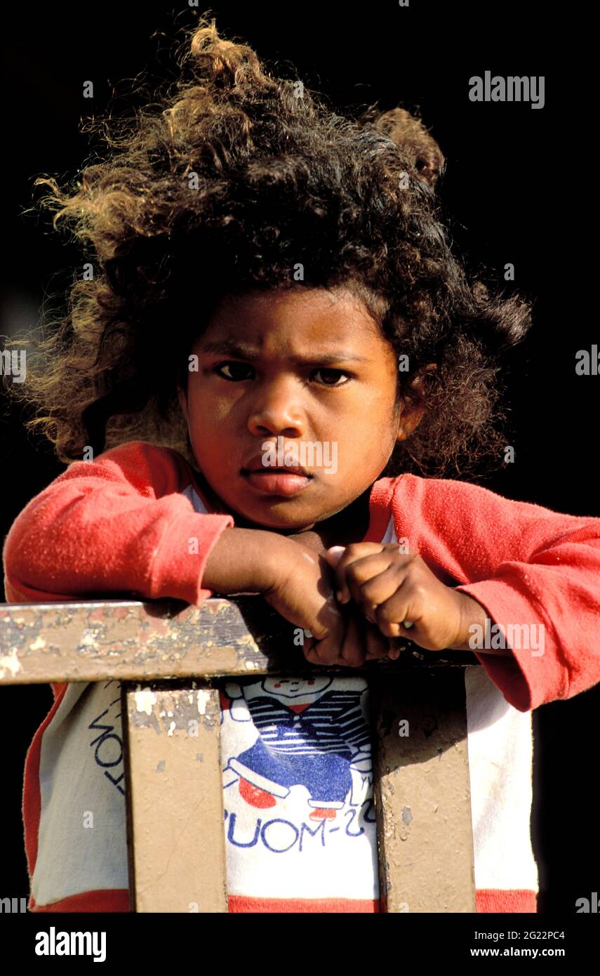 NEUKALEDONIEN. PORTRÄT EINES JUNGEN MELANESISCHEN KINDES Stockfoto