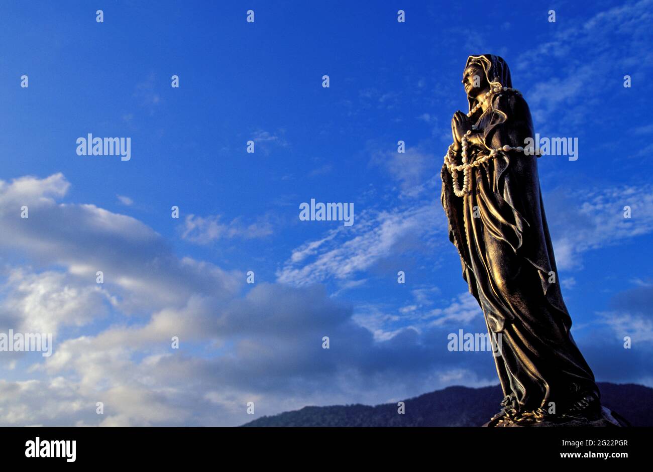 NEUKALEDONIEN. GROSSE INSEL. REGION BOURAIL. ROCHE PERCEE STRAND. DIE STATUE DER JUNGFRAU VON NOTRE DAME DES FLOTS Stockfoto