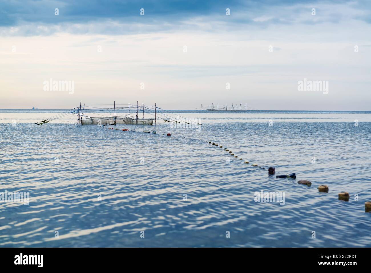 Traditionelle Fischerei am Schwarzen Meer. Netze im Wasser, ruhige Landschaft Stockfoto