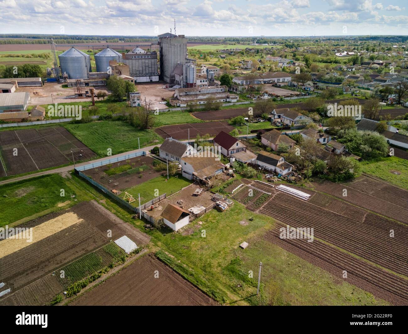 Landschaft Luftlandschaft in Yahotyn, Ukraine. Dorfhäuser mit bebauten Feldern und kleiner Fabrik Stockfoto