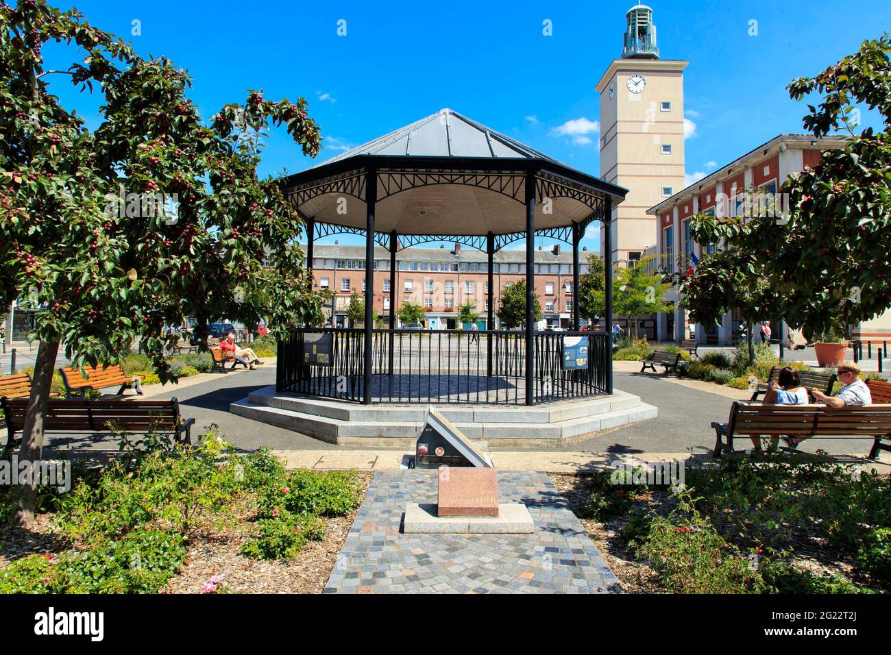 Abbeville (Nordfrankreich): Bandstand auf dem Platz „Place Max Lejeune“, im Stadtzentrum. Im Hintergrund der Glockenturm des Rathauses Stockfoto