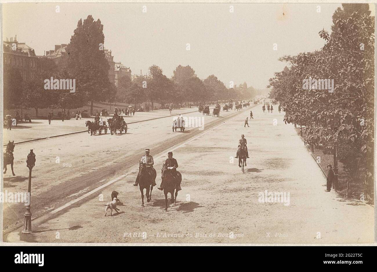 Avenue du Bois de Boulogne mit Fahrern und Wagen, Paris; 990 Paris - L'Avenue du Bois de Boulogne. Stockfoto