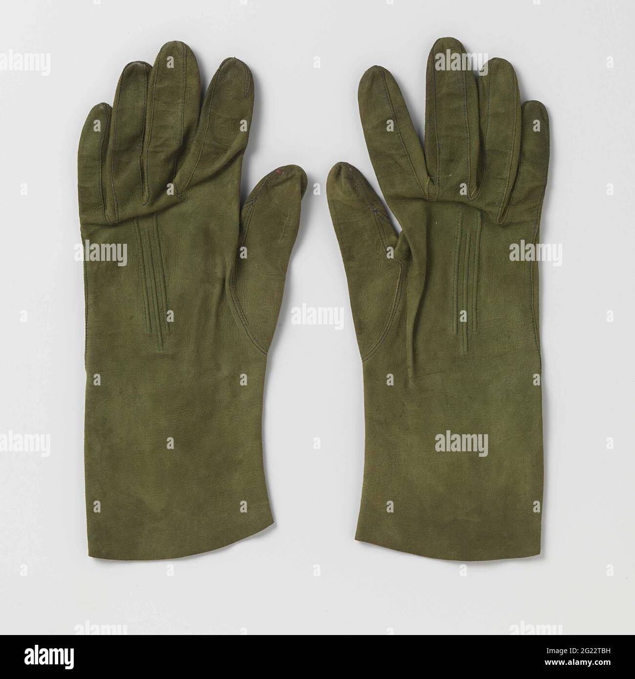 Handschuhe aus Wildleder oder Paar mit aufziehenden Schnüre. Rechter Handschuh aus grünem Wildleder, drei markante Schnüre auf der Rückseite. Stockfoto