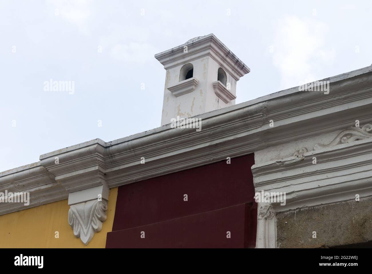 Architektonisches Detail von Schornsteinen in Kolonialhäusern der Kolonialstadt La Antigua Guatemala Stockfoto