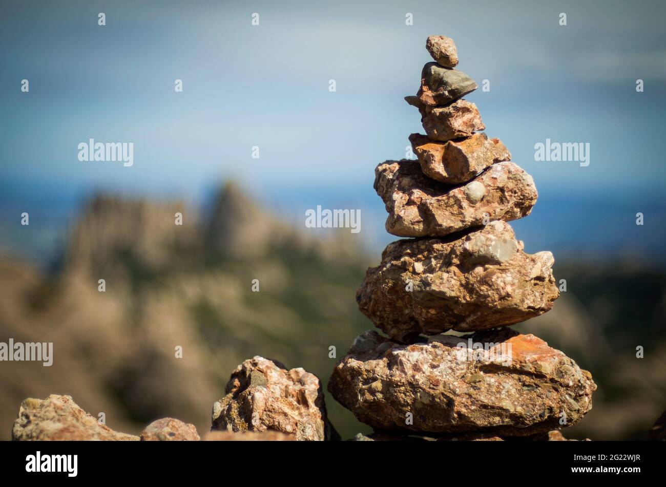 Erstellen eines Pfahls mit mehreren Steinen unterschiedlicher Größe, um im Montserrat-Berg Gleichgewicht und Frieden zu erreichen Stockfoto