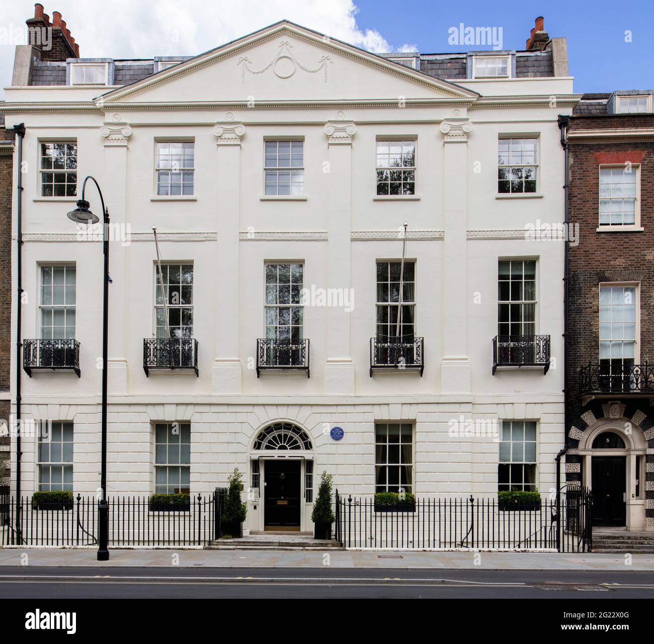 Hauptsitz der NYU (New York University) in London am 6 Bedford Square; ehemals Heimat von Lord Eldon, mit und englischer Heritage Blue Plakette Stockfoto