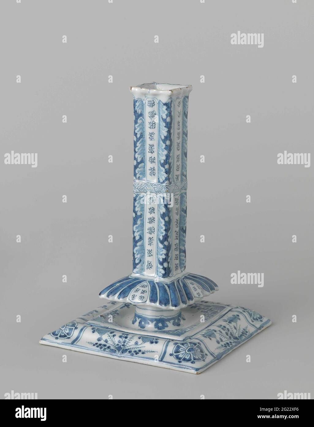 Paar Kerzenständer. Obwohl die Form dieser Kerzenständer holländischen Silbermodellen ähnelt, macht ihre Ornamentik einen chinesischen Eindruck. Der Stiel ist sogar mit chinesischen Schriftzeichen verziert. Stockfoto