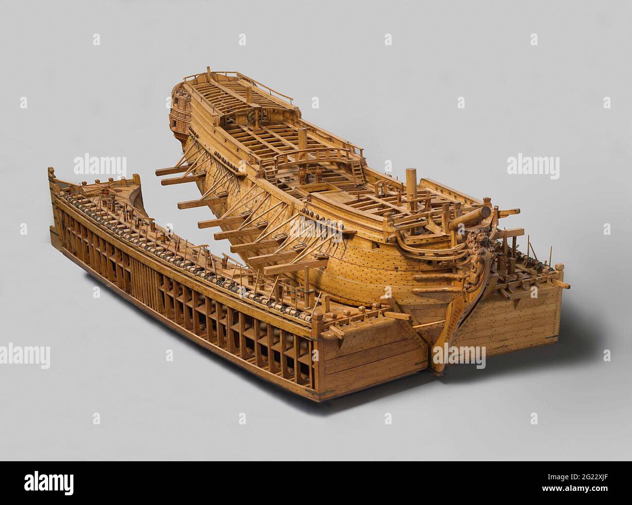 Modell eines Ost-Indiamans in Kamelen. Kalk-Sink-Modell eines Ostindiens auf Kamelen. Hinter und vierzig Geschütze verteilt auf drei Decks. Vier Ebenen: Unten, Zwischendeck, Backdeck und Läuse kartiert und semi-Deck, oben Kampanut, alle ohne Bodenbelag. Das Sheek-Bild ist ein Löwe, der Tap-Strahl auf Steuerbord ist niedriger als der zu portenden. Zerstörter Spiegel mit Hafen, hohle Möwe mit zwei Toren, zweistöckiger Zaun, Zaun aus Pilastern, Pflanzenmotive, mythologische Figuren (Neptunus und Merkur) in den Ecken und Waffen von Amsterdam und der VOC-Kammer in Amsterdam; Seitengalerien von zwei Etagen Stockfoto