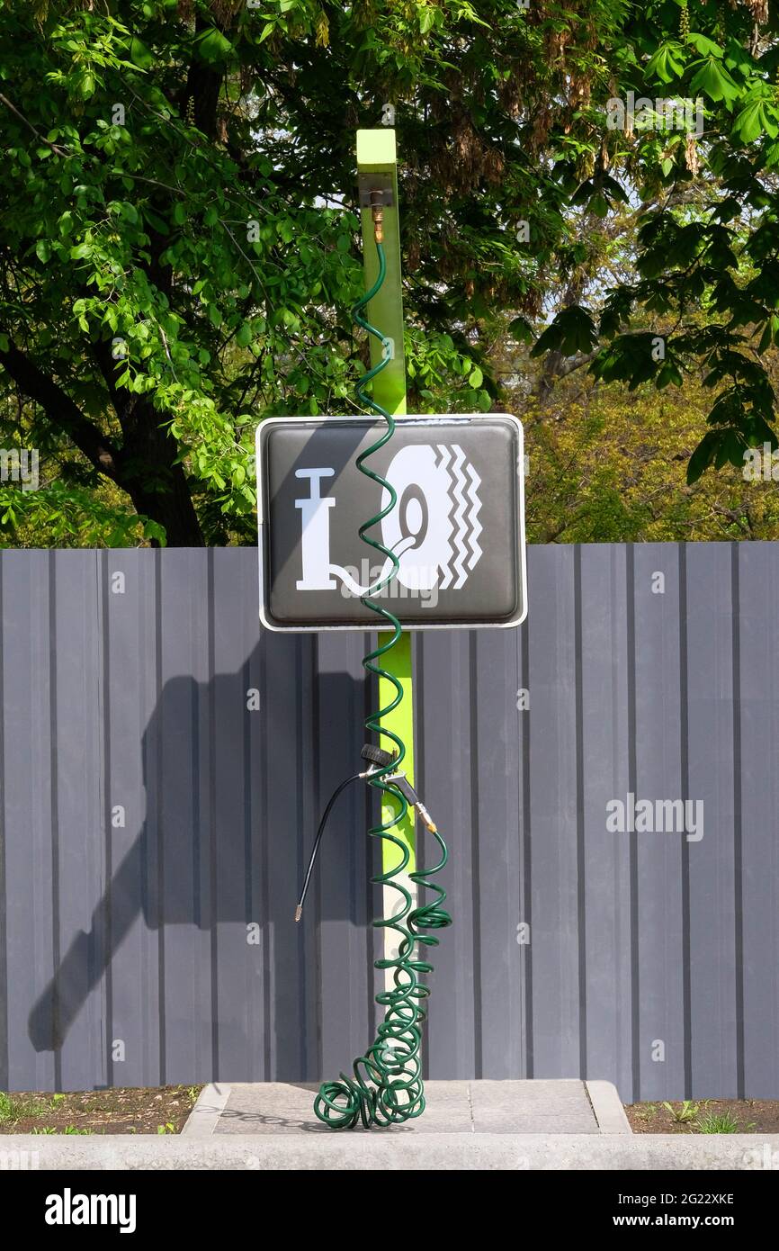 Autoservice. Station für die Druckprüfung in den Fahrzeugreifen in. Konzept für die automatische Wartung. Schilder in der Station für Service. Stockfoto