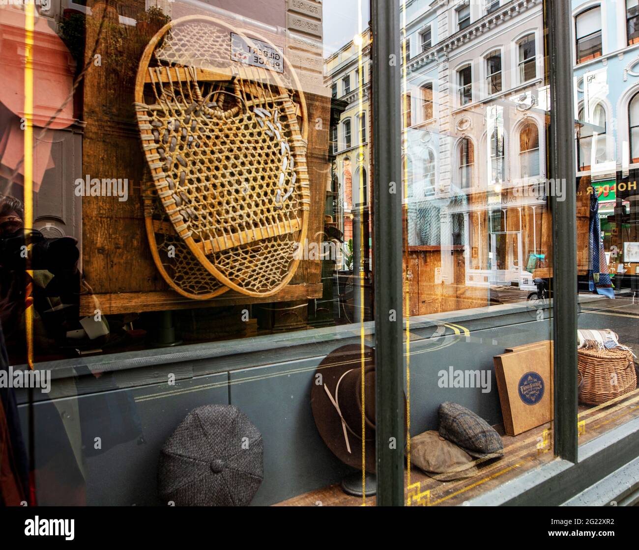 Ungewöhnliches Schaufenster in Holborn, London; ein Gentleman's Ausstatter mit exzentrischen Gegenständen auf der Ausstellung Stockfoto