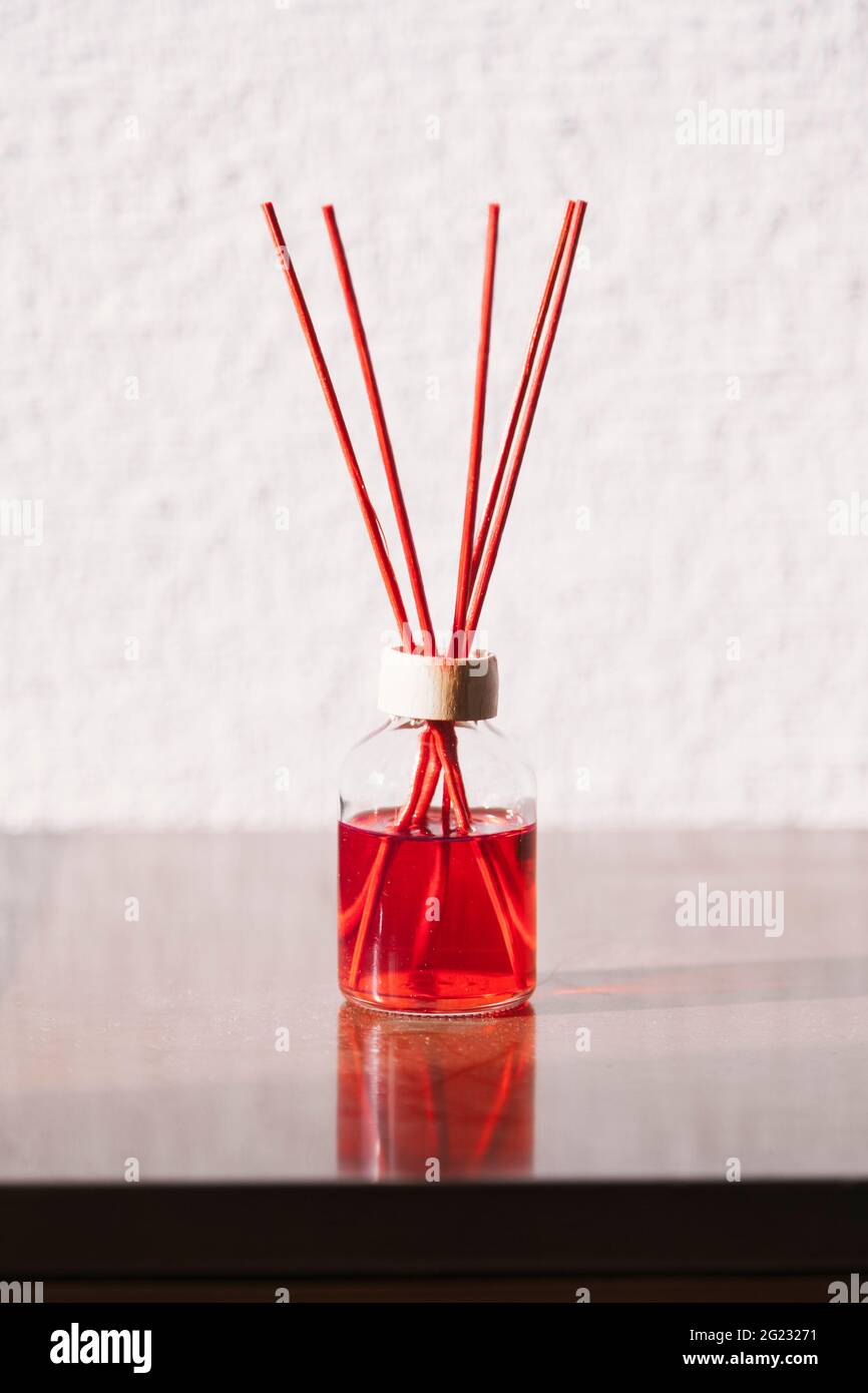 Rot gefärbter flüssiger Lufterfrischer mit dem Geruch von roten Früchten Stockfoto