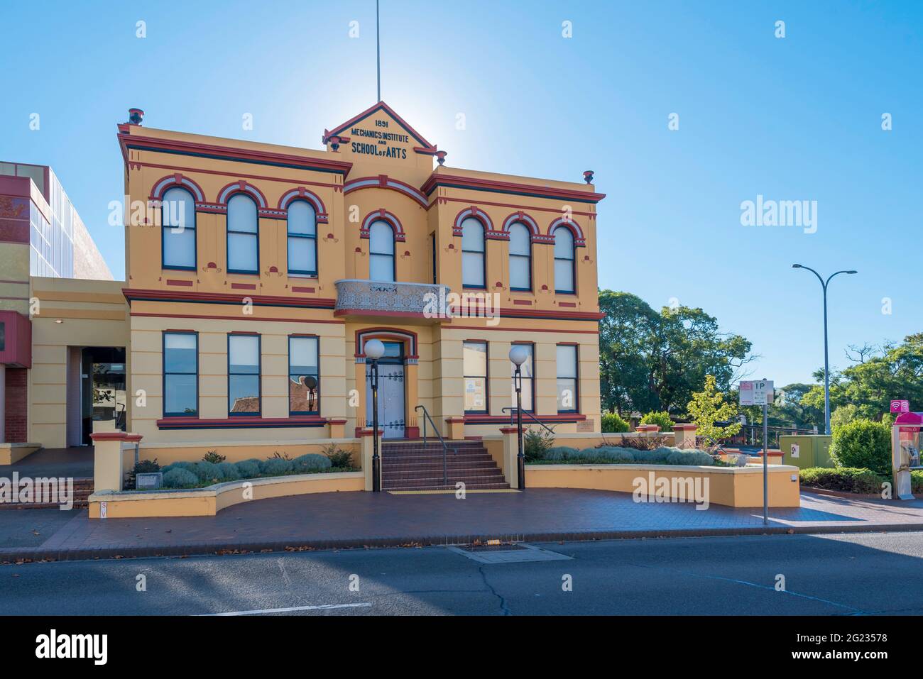Das Mechanics Institute and School of Arts ist ein spätviktorianisches Gebäude im klassischen Stil mit doppelhohen Fenstern im oberen Stockwerk Stockfoto