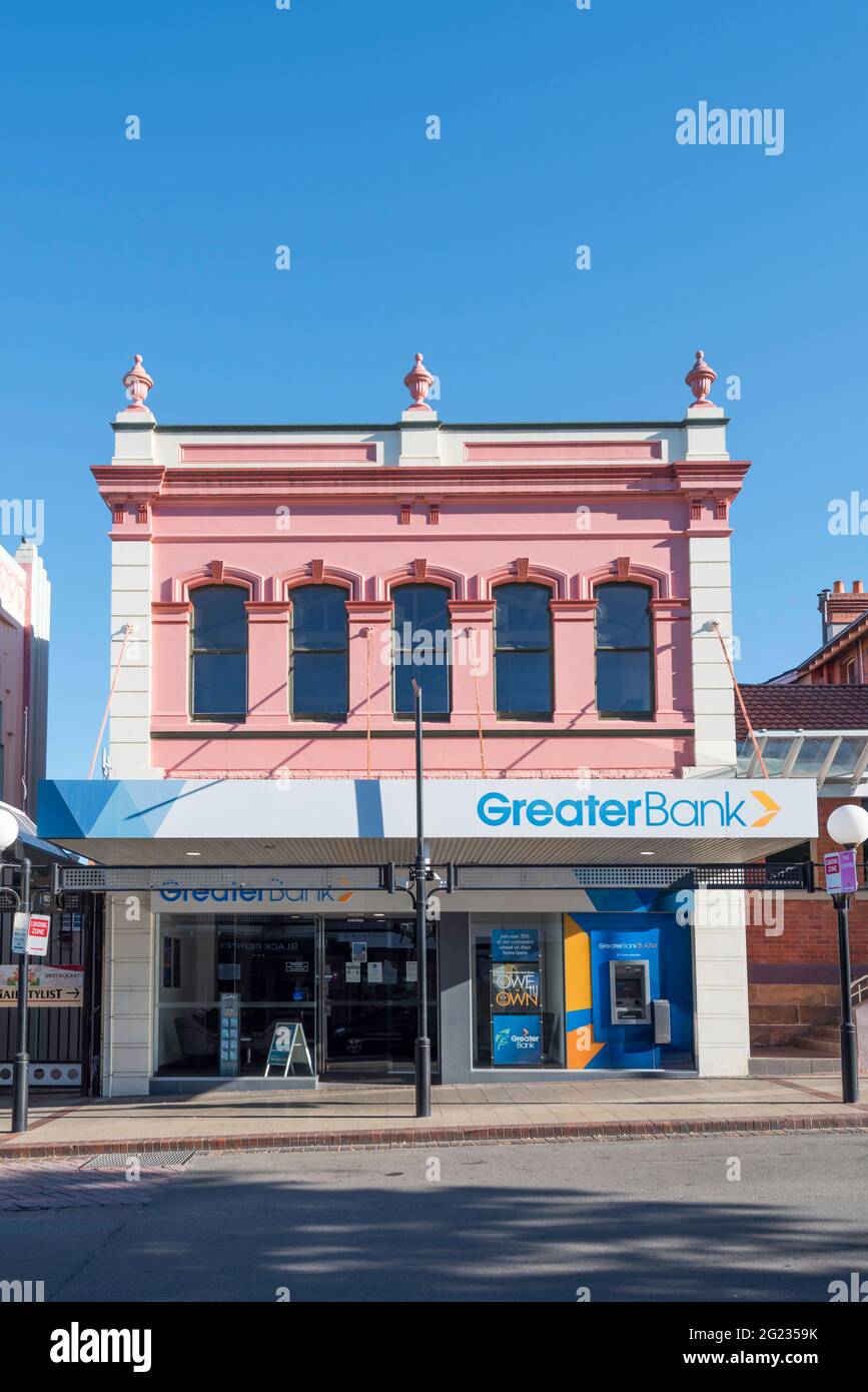 Ein spätes viktorianisches Einzelhandelsgebäude aus dem Jahr 1890. Das Erdgeschoss wurde umgebaut und modernisiert, aber die Attika auf der oberen Etage bleibt intakt Stockfoto