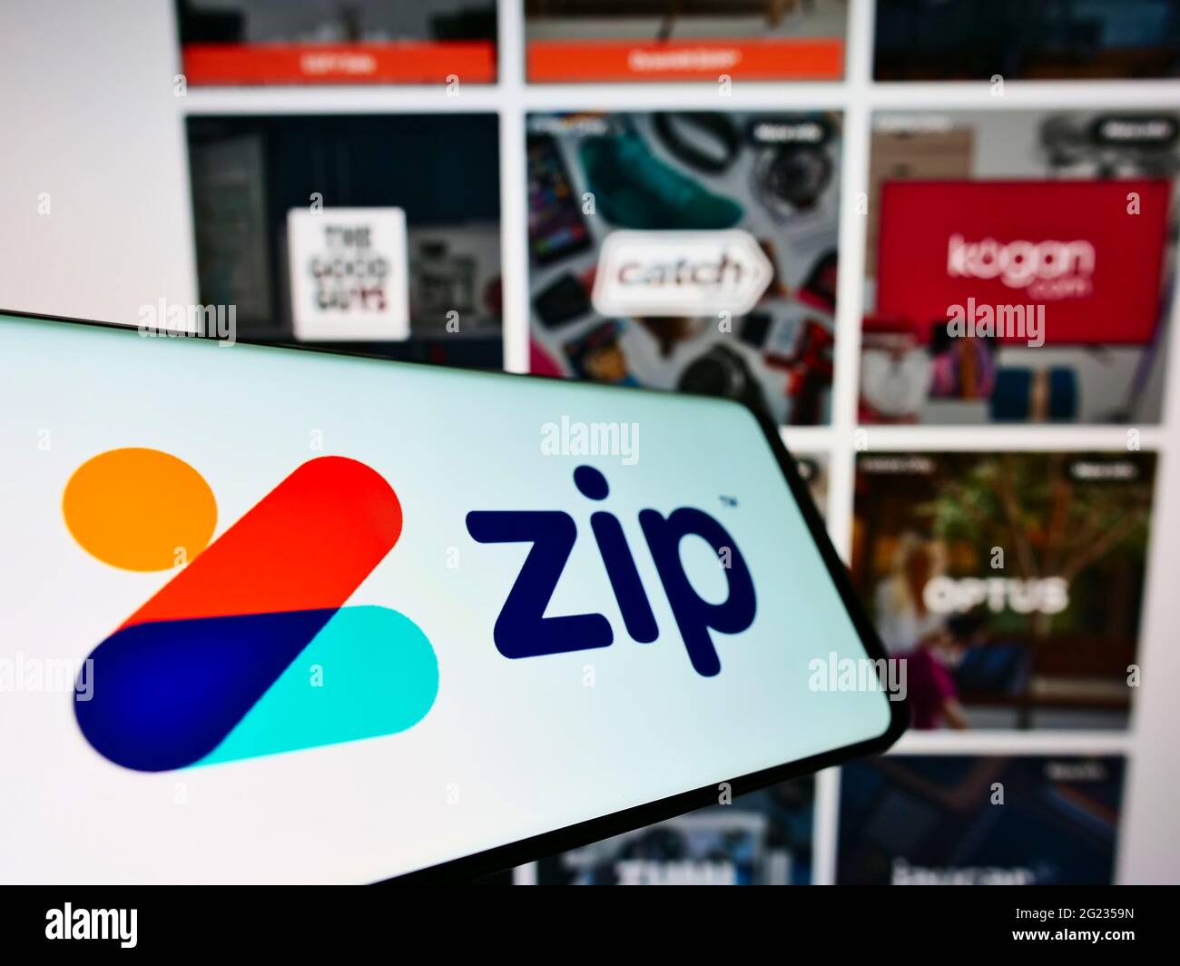 Smartphone mit Logo des australischen Fintech-Unternehmens Zip Co Limited auf dem Bildschirm vor der Business-Website. Konzentrieren Sie sich auf die Mitte links des Telefondisplays. Stockfoto