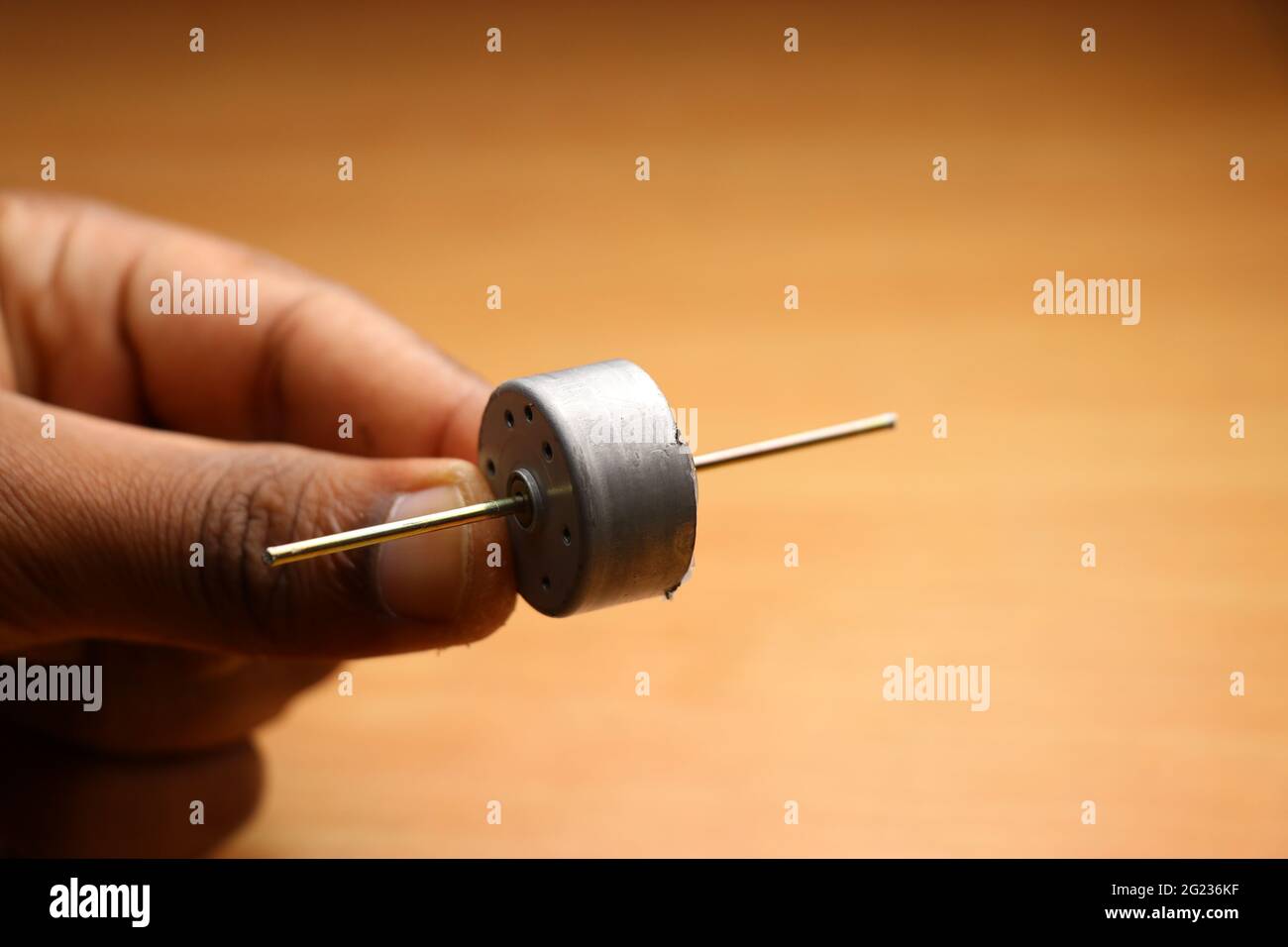 Doppelspindel- oder Doppelwellen-Spielzeug-gleichstrommotor in der Hand gehalten Stockfoto