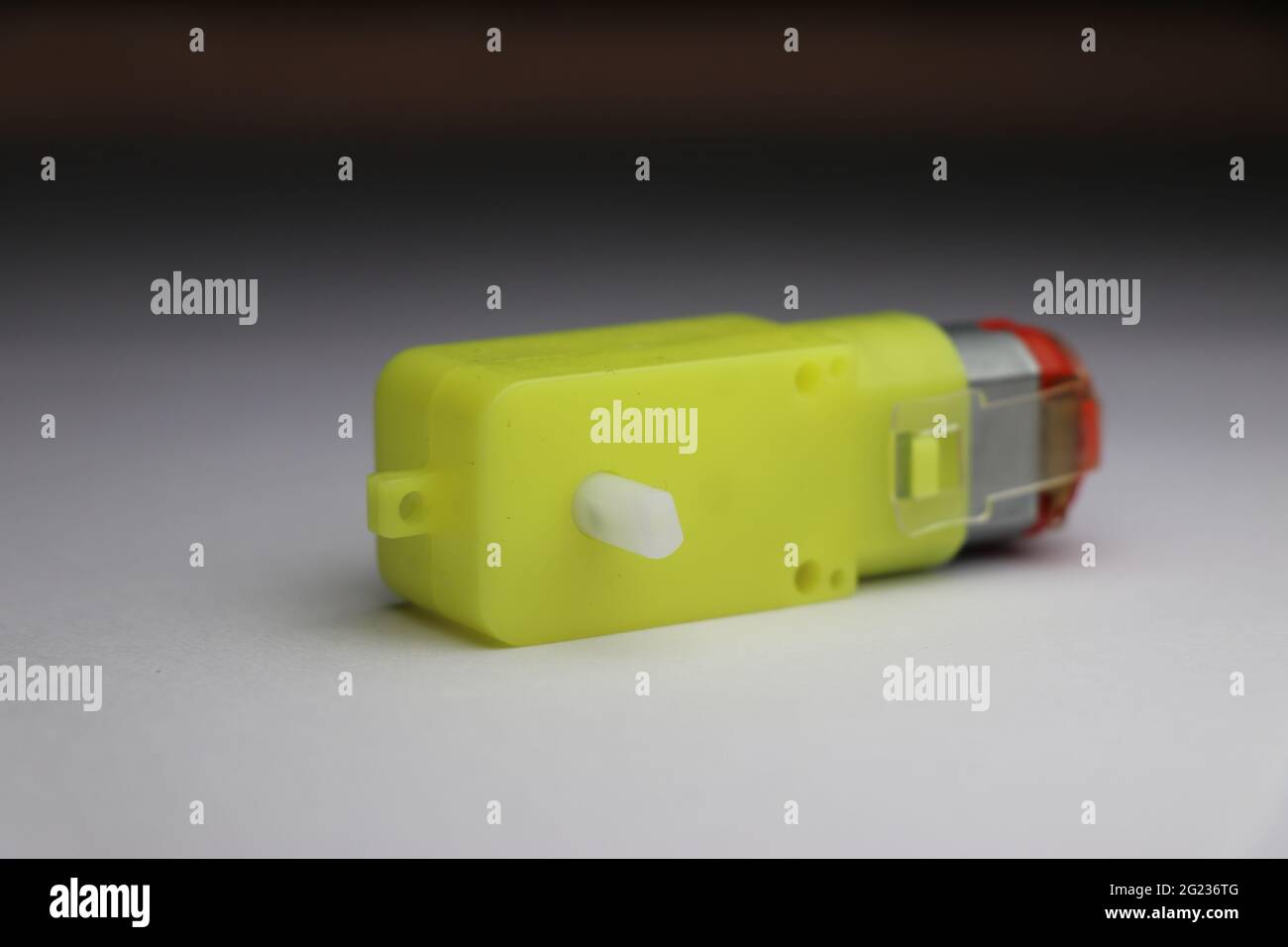 BO Motor auf weißem Hintergrund. Zweiachs-TT-Getriebemotor für Hobbyprojekte Stockfoto