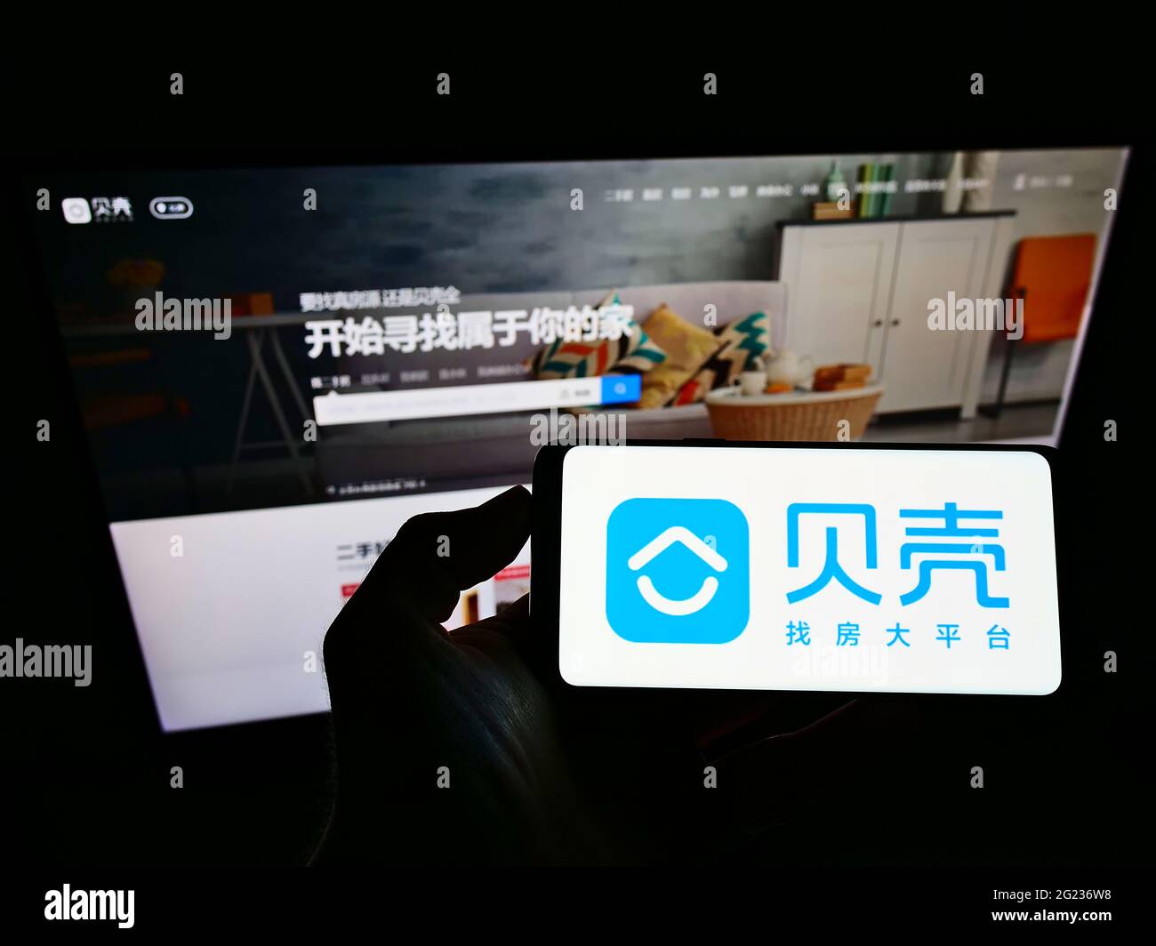 Person, die das Smartphone mit dem Logo des chinesischen Immobilienunternehmens KE Holdings Inc. Auf dem Bildschirm vor der Website hält. Konzentrieren Sie sich auf die Telefonanzeige. Stockfoto