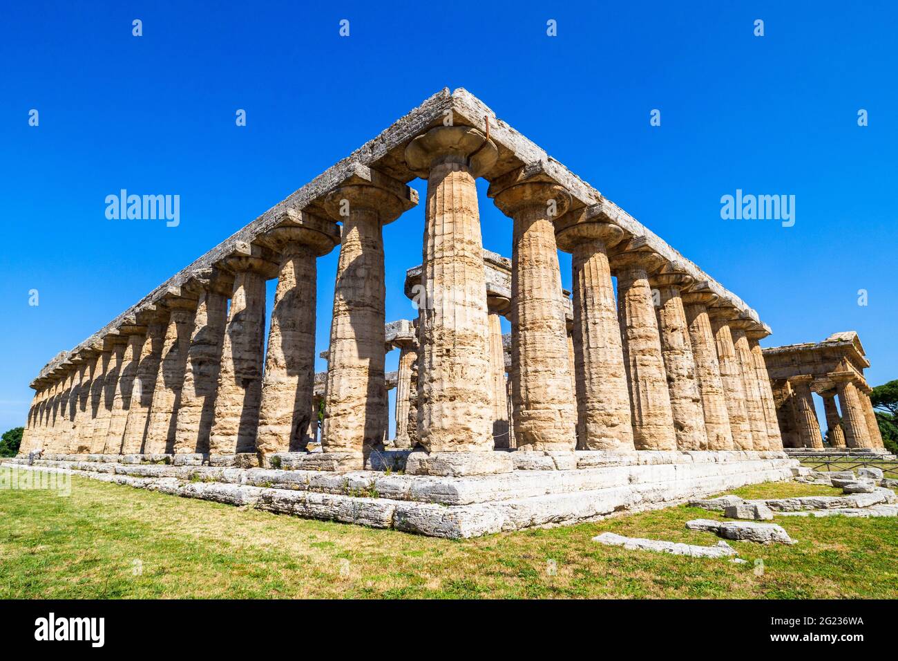 Der griechische dorische Tempel von Hera (archaischer Tempel) - Archäologisches Gebiet von ​​Paestum - Salerno, Italien Stockfoto