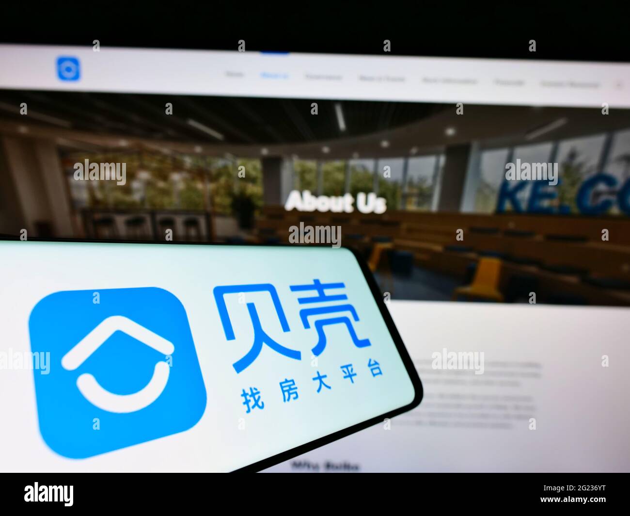 Smartphone mit Logo des chinesischen Immobilienunternehmens KE Holdings Inc. Auf dem Bildschirm vor der Business-Website. Konzentrieren Sie sich auf die Mitte rechts des Telefondisplays. Stockfoto