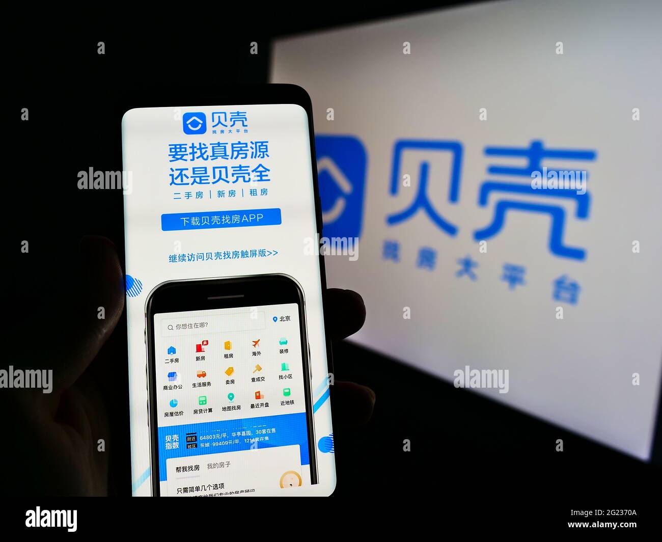 Person, die Mobiltelefon mit der Website des chinesischen Immobilienunternehmens KE Holdings Inc auf dem Bildschirm vor dem Logo hält. Konzentrieren Sie sich auf die Mitte des Telefondisplays. Stockfoto