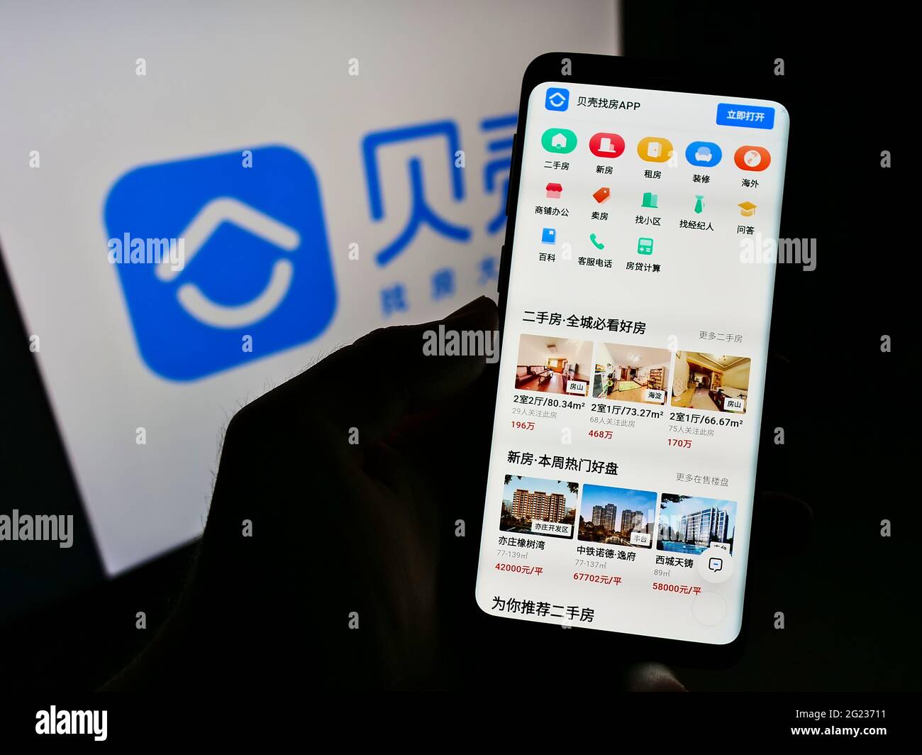 Person, die Mobiltelefon mit der Webseite des chinesischen Immobilienunternehmens KE Holdings Inc. Auf dem Bildschirm vor dem Logo hält. Konzentrieren Sie sich auf die Mitte des Telefondisplays. Stockfoto