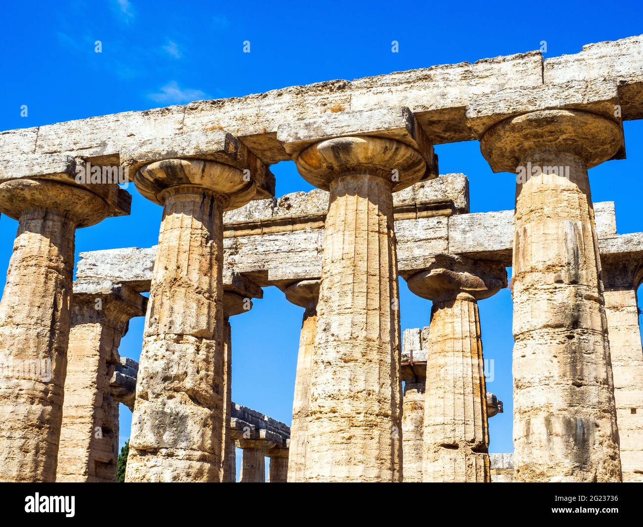 Detail des griechischen dorischen Tempels von Hera (archaischer Tempel) - Archäologisches Gebiet von ​​Paestum - Salerno, Italien Stockfoto