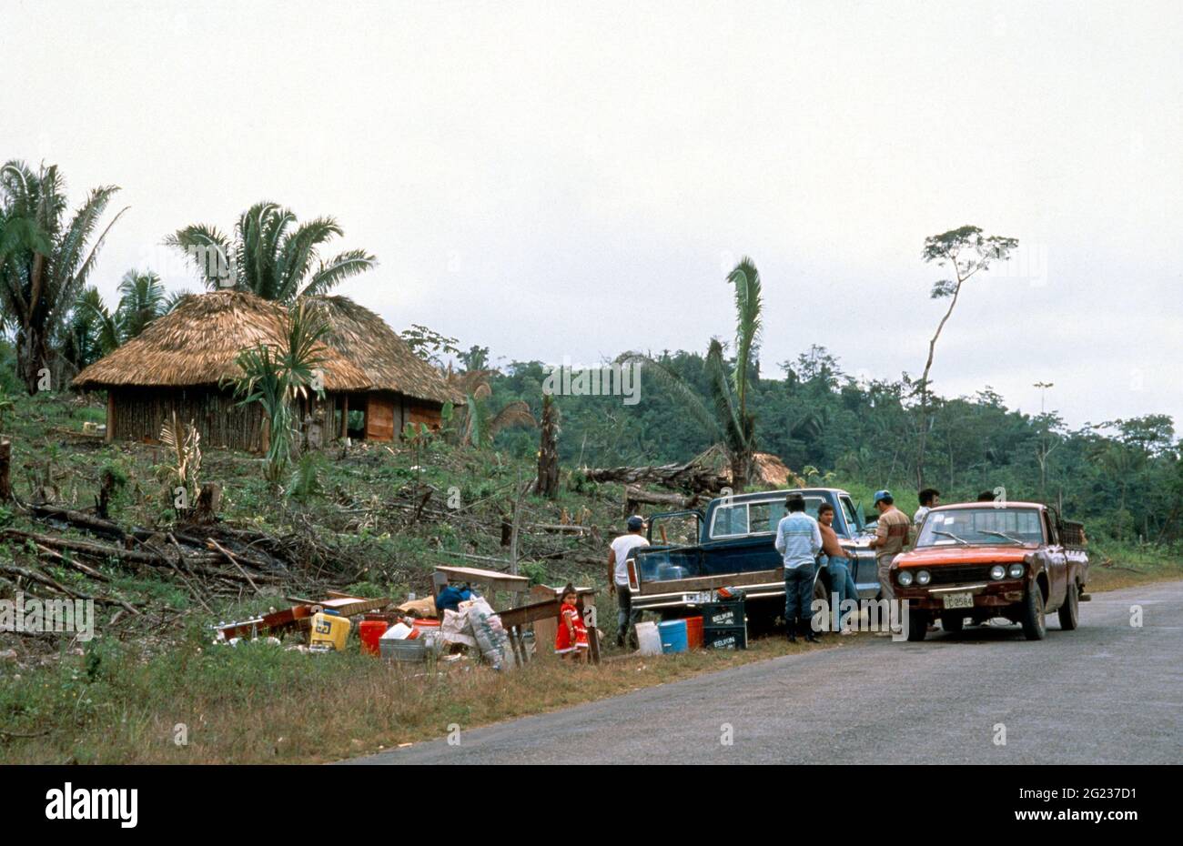 Guatamalanische Wirtschaftsmigranten, die mit ihren Habseligkeiten in ihrer neuen Heimat im ländlichen Belize, im US-Bundesstaat Cental, ankommen Stockfoto