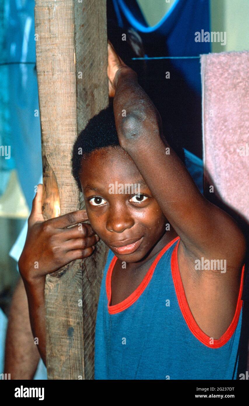 Porträt eines jungen Jungen, der sich vor der Kamera scheut. San Pedro Sula, Honduras, Mittelamerika. Stockfoto