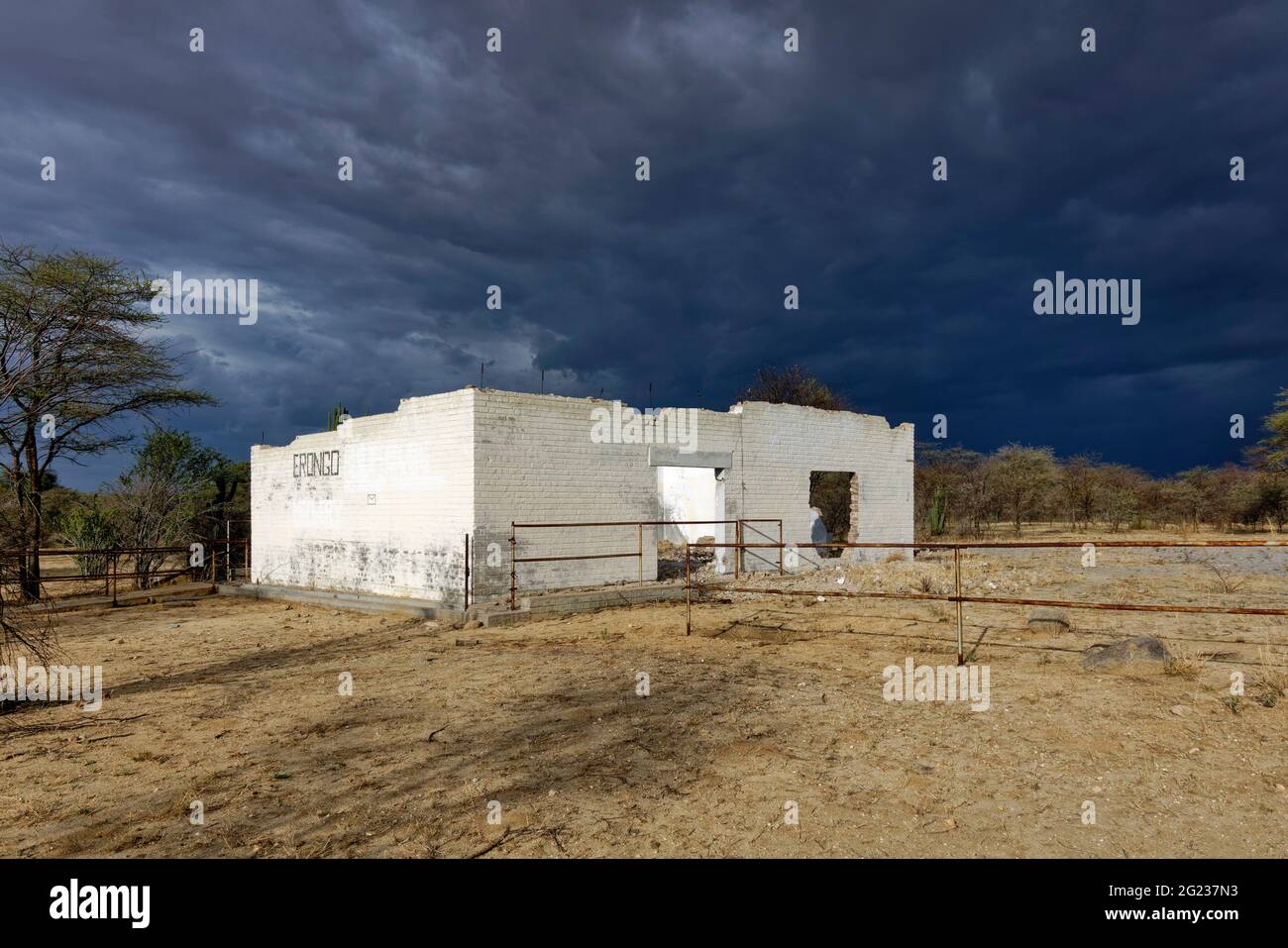 Regenwolken über einem zerstörten Gebäude in der Nähe von Omaruru, Ackerland in der Regenzeit, Erongo Region, Namibia Stockfoto
