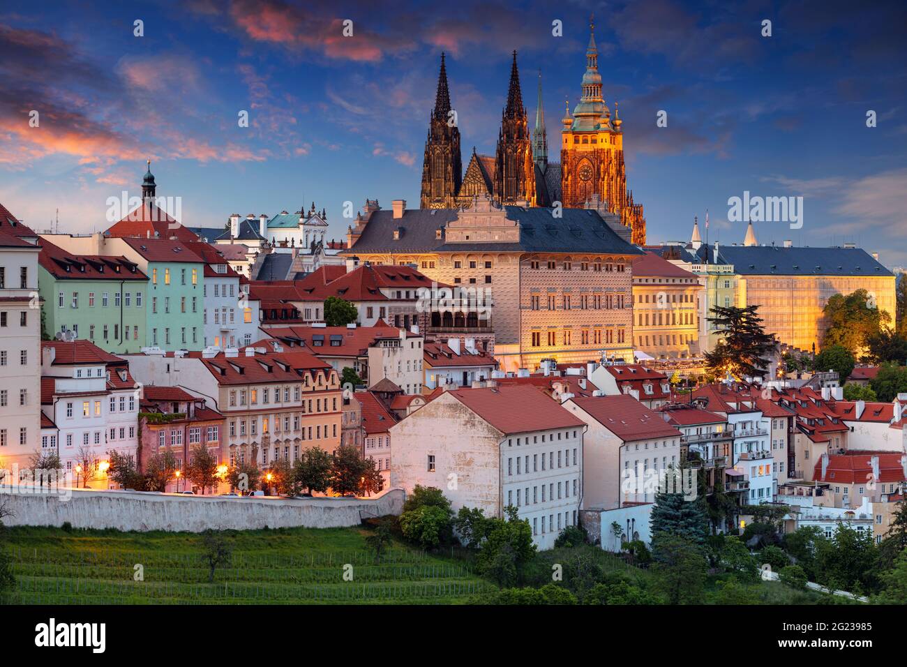 Prag. Luftbild von Prag, Hauptstadt der Tschechischen Republik mit St. Veits Kathedrale in der Dämmerung blaue Stunde. Stockfoto