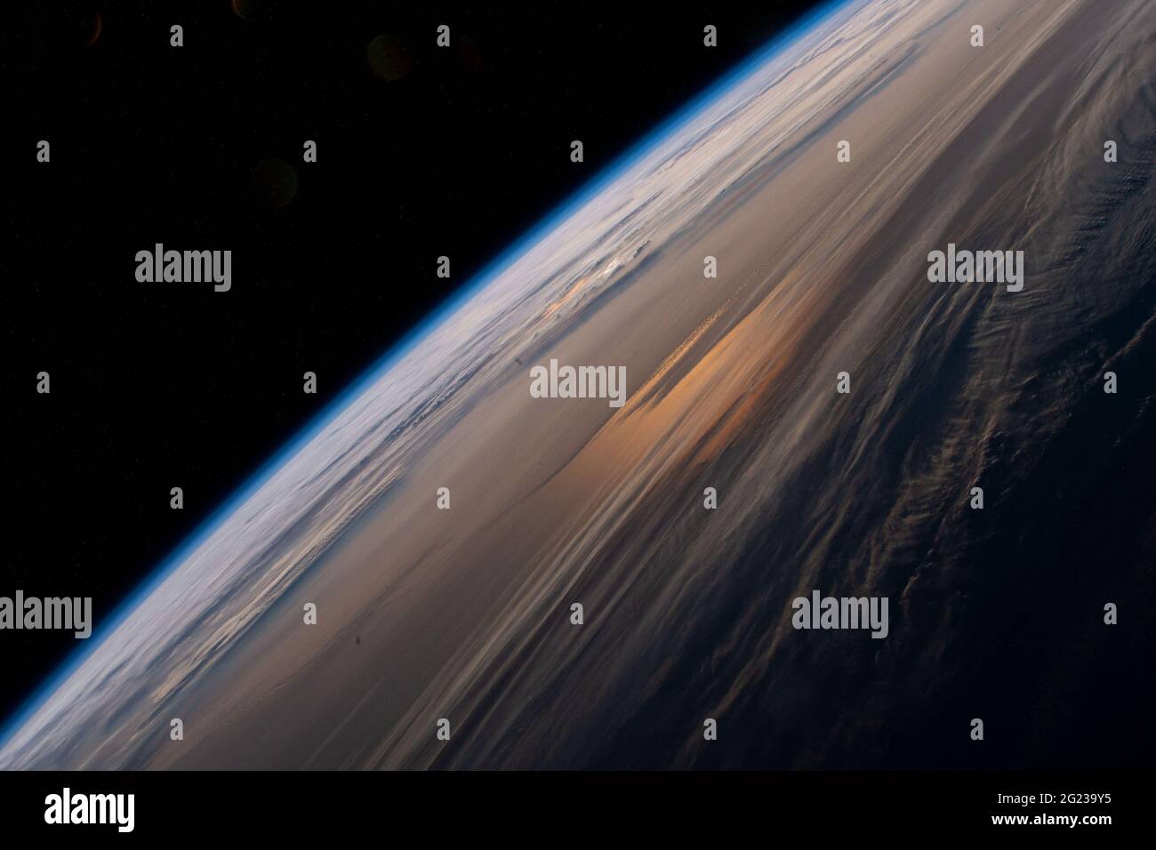 ISS International Space Station. Juni 2021. Die frühmorgendlichen Farbtöne eines orbitalen Sonnenaufgangs werden am 28. April 2021 von der Internationalen Raumstation aus aufgenommen, als sie 264 Meilen über der China-Russland-Grenze in Fernost-Asien nahe dem Japanischen Meer emporraste. NASA/UPI Credit: UPI/Alamy Live News Stockfoto