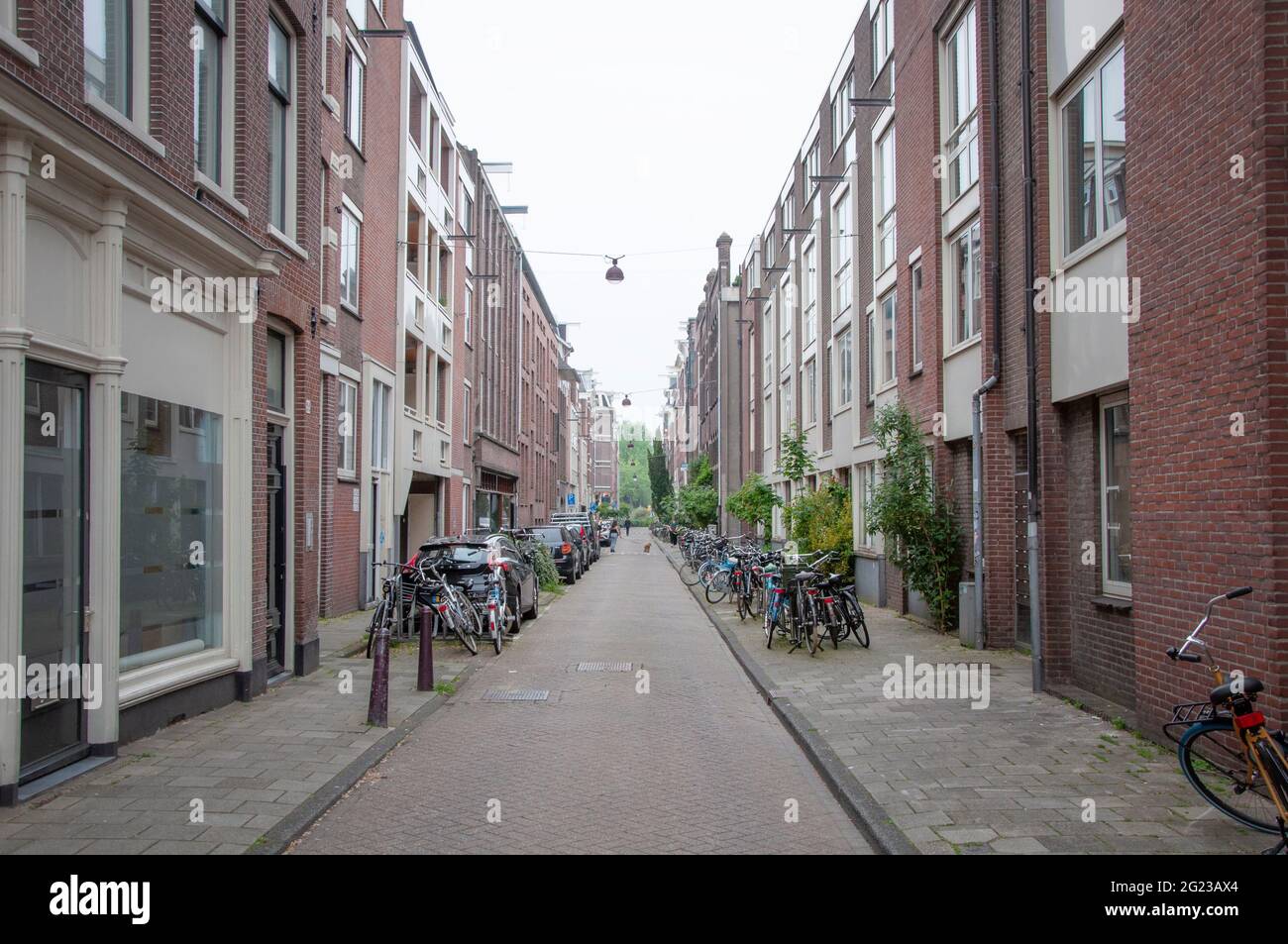 AMSTERDAM, NIEDERLANDE. 06. JUNI 2021. Schöne Aussicht auf Amsterdam mit typisch holländischen Häusern. Fahrräder auf der Straße. Stockfoto