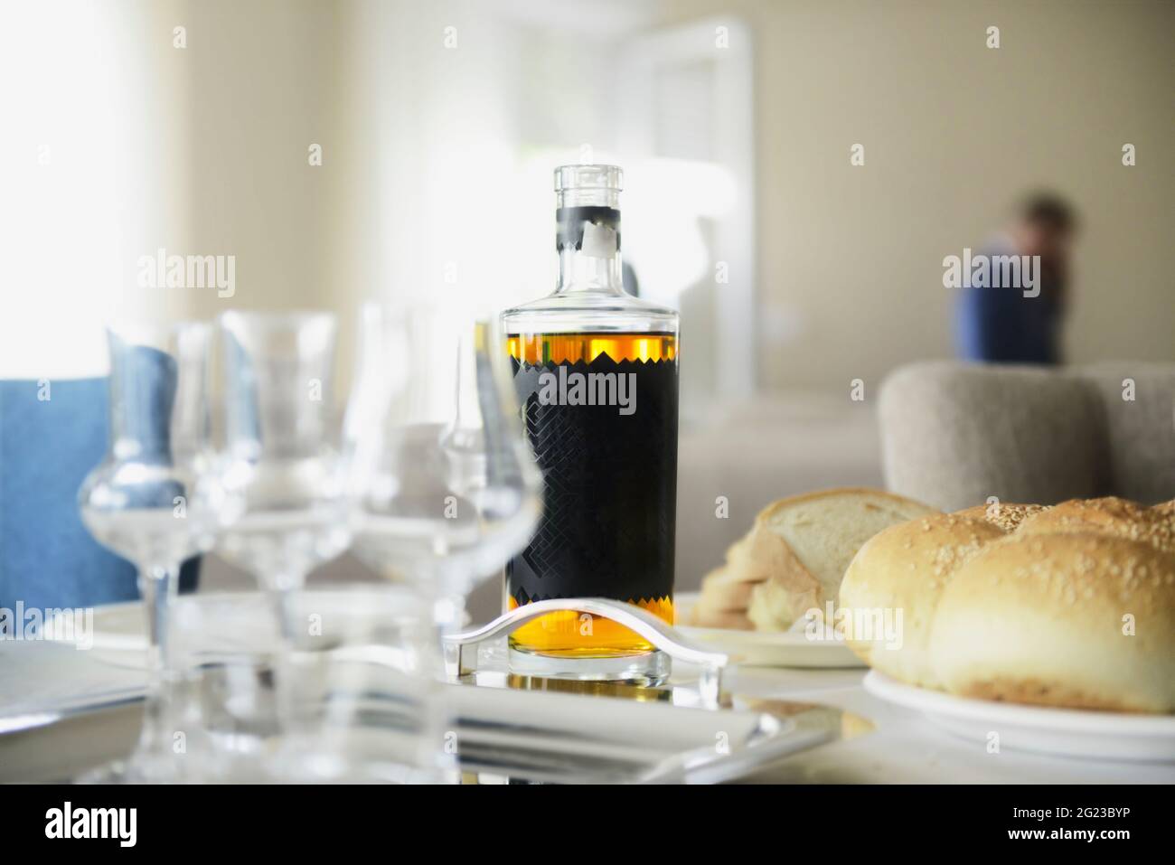Eine Flasche Cognac wird auf dem Tisch serviert Stockfoto