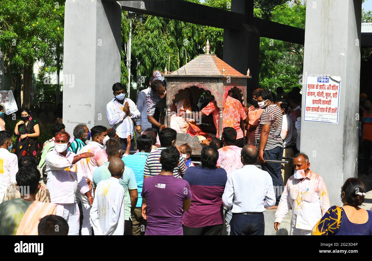 Beawar, Rajasthan, Indien, 8. Juni 2021: Jain-Anhänger führen letzte Riten eines nationalen Jain Sadhvi Kamla Kanwar (85) am hinduistischen Krematorium in Beawar durch. Sie starb am Montagabend nach 49 Tagen Santhara (Fasten). Die nationale Vizepräsidentin der BJP und der ehemalige Chief Minister von Rajasthan Vasundhara Raje bekleideten ihren Tod. Kredit: Sumit-Samarwat/Alamy Live Nachrichten Stockfoto