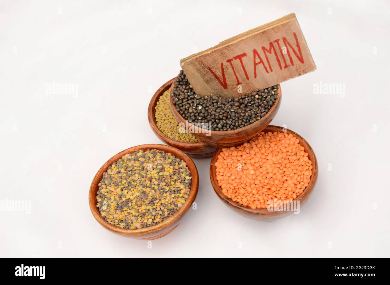 Closeup Puls rote Linsen, schwarzes Gramm, griechisch, Waldpuls, schreiben Vitamin Gesundheitswesen medizinisches Konzept isoliert auf weißem Hintergrund. Stockfoto
