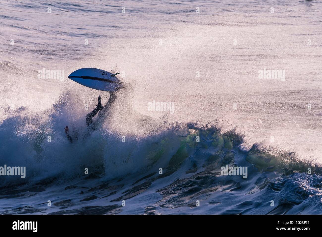 Ein Surfer, der auf einer wilden Welle am Fistral in Newquay in Cornwall auswischt. Stockfoto