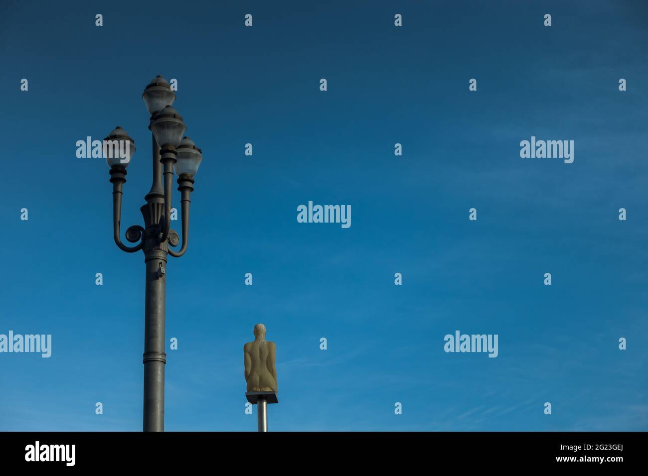 Nizza, Frankreich - 16.10.2018: Glühende Statue aus Gespräch A Nice von Jaume Plensa, 2007 vor blauem Himmel. Eines der sieben Stücke auf dem Massena-Platz in Nizza, Frankreich. Hochwertige Fotos Stockfoto