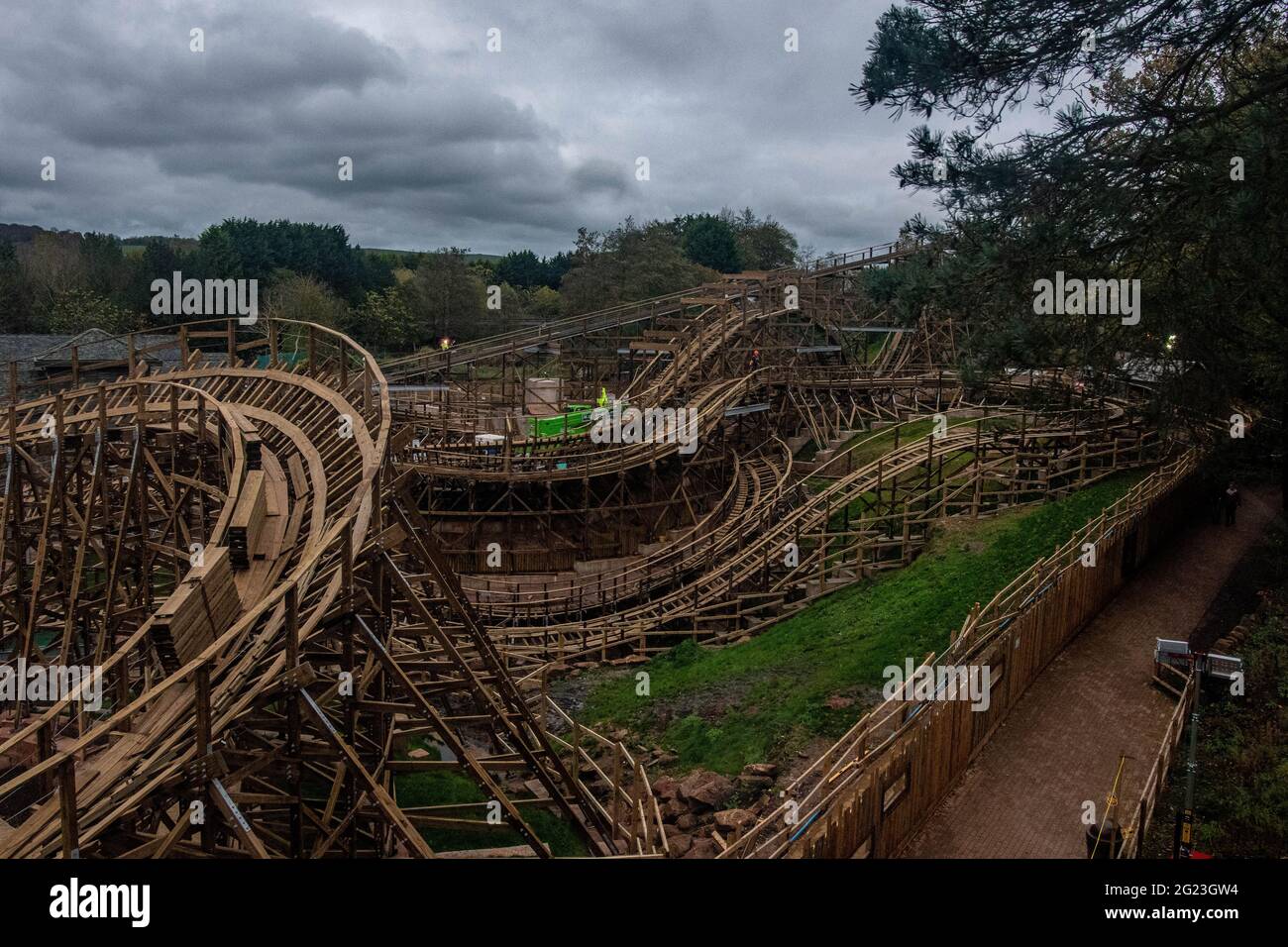 Die Wickerman Wicker man Achterbahn während der Bauarbeiten im Alton Towers Theme Park Stockfoto