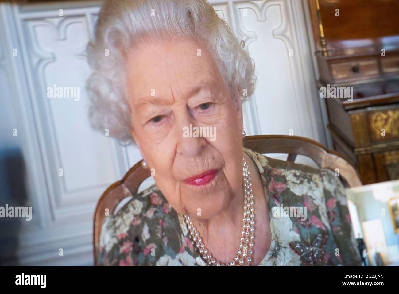 Königin Elizabeth II. Erscheint auf einem Videolink aus Windsor Castle, wo sie sich in ihrem Wohnsitz befindet, während einer virtuellen Audienz, um die Botschafterin der Republik Südsudan, Agnes Oswaha, im Buckingham Palace, London, zu empfangen. Bilddatum: Dienstag, 8. Juni 2021. Stockfoto