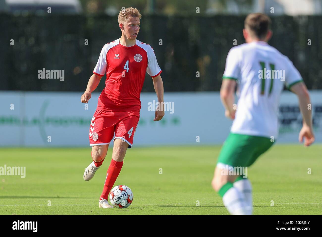 Marbella, Spanien. Juni 2021. Mathias Ross (4) aus Dänemark, gesehen während der Fußballfreundschaftzwischen der irischen U21 und der dänischen U20 im Dama de Noche Football Center in Marbella. (Bildnachweis: Gonzales Photo - Rune Mathiesen). Stockfoto