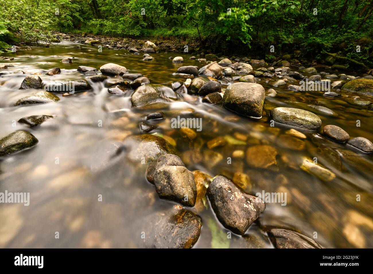 Langzeitaufnahme des Flusses Brock, der über Felsen am Brock-Grund in der Nähe von Garstang in Lancashire, Großbritannien, stürzt Stockfoto